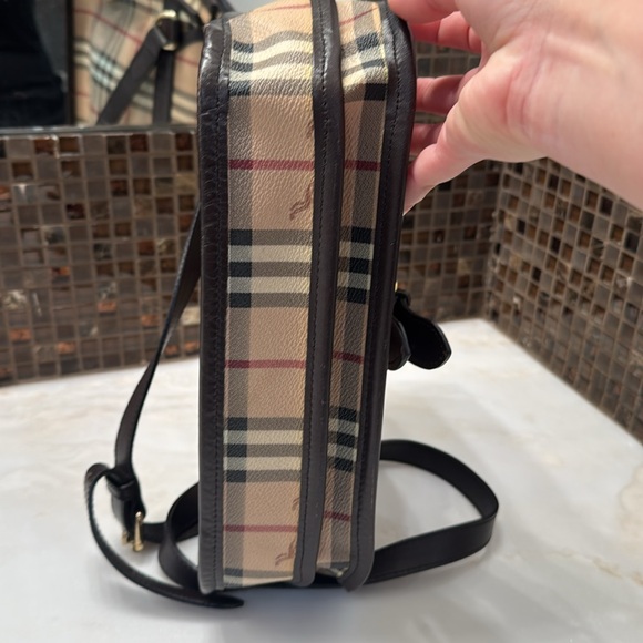 Burberry Brown Crossbody Bag with Plaid Pattern and Structured Shape - Picture 5 of 10